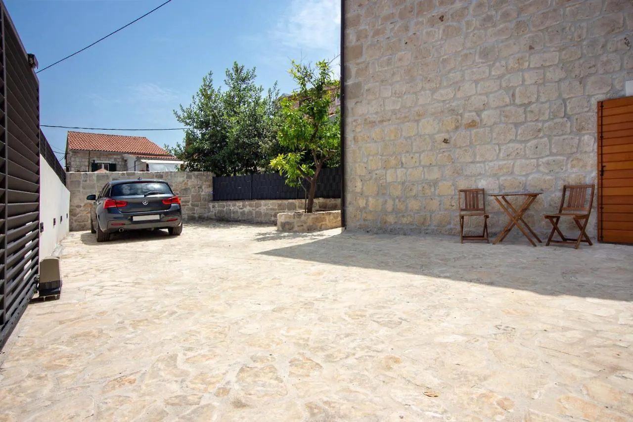 Ferienwohnung Maki Stone House - Parking On Request ! Split Apartment