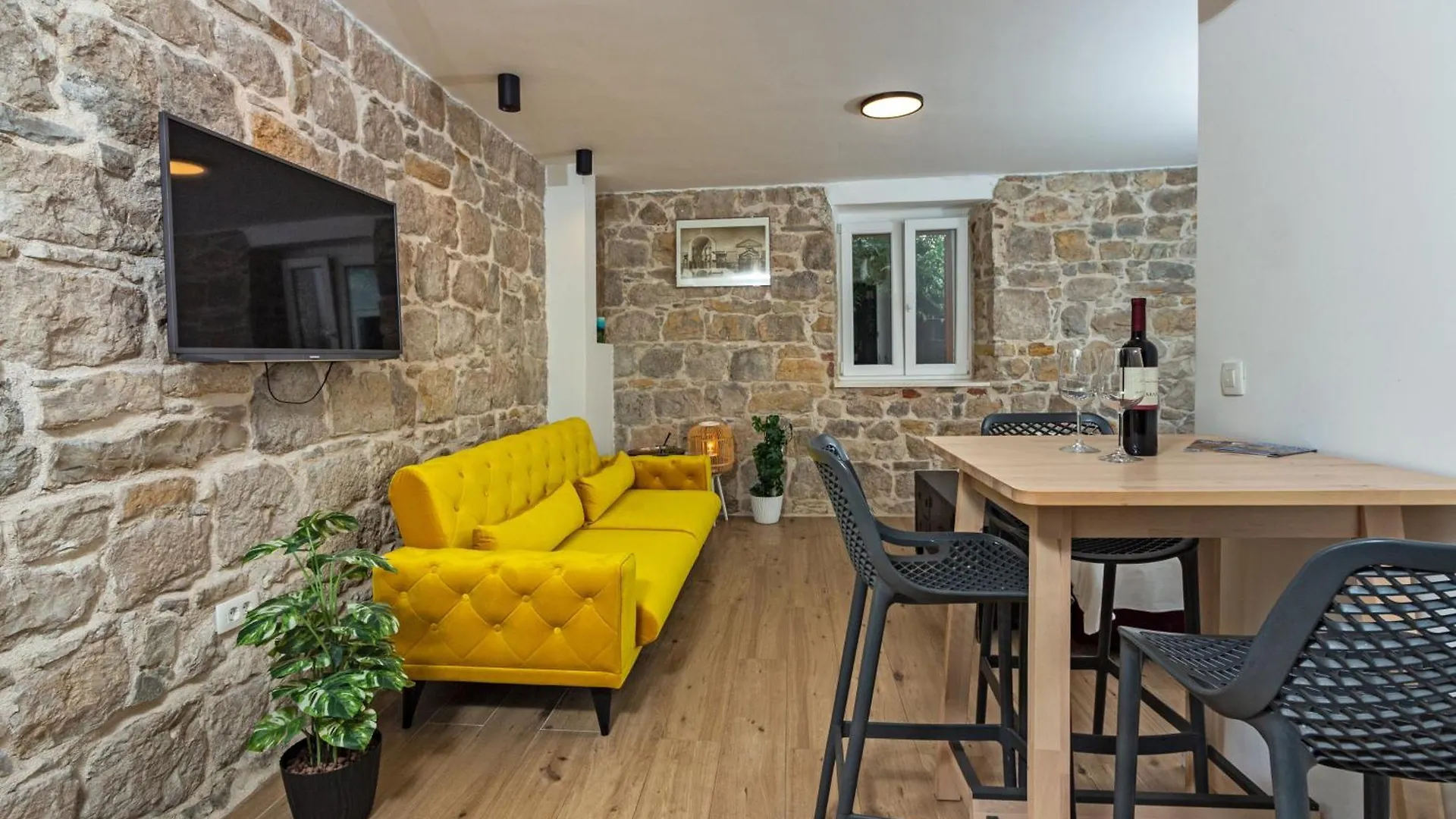 Ferienwohnung Maki Stone House - Parking On Request ! Split Apartment
